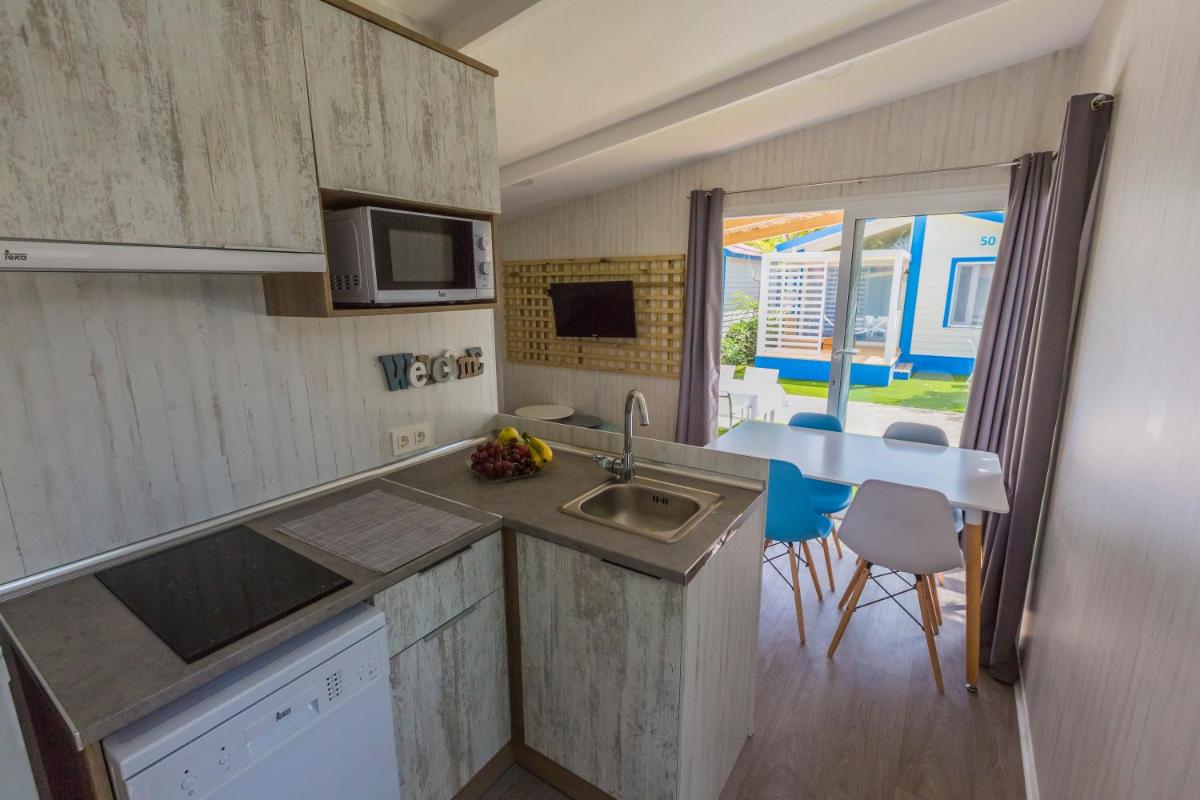 Una cocina o zona de cocina en Alannia Guardamar
