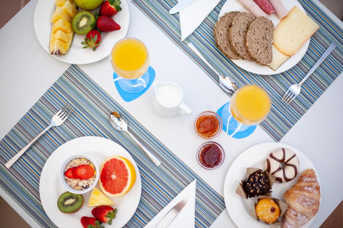 Comida en o cerca de este apartahotel