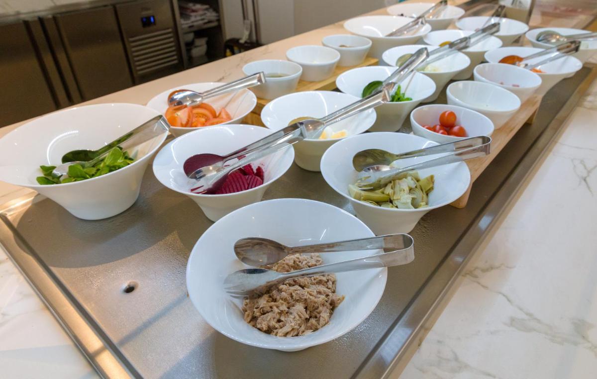 Comida en o cerca de este hotel