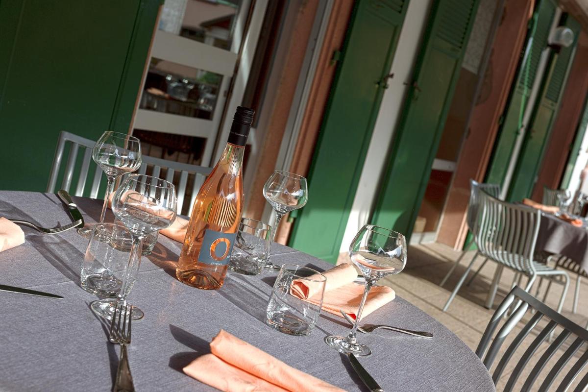 Restaurant ou autre lieu de restauration dans l'établissement Hôtel Restaurant et Spa Au Tilleul