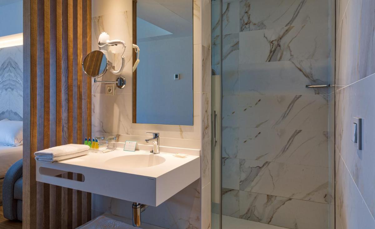Un baño de Talayot - Adults Only