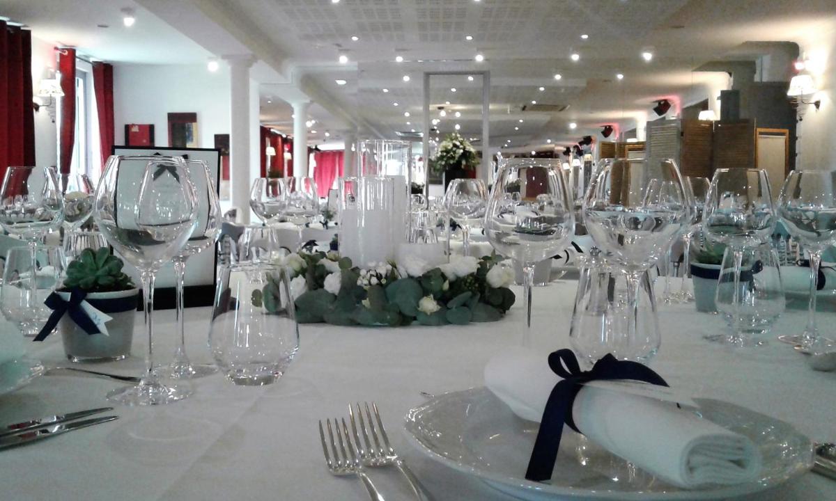 une table avec des verres à vin et des serviettes dessus dans l'établissement Châtellerie De Schoebeque, à Cassel 96 autres photos
