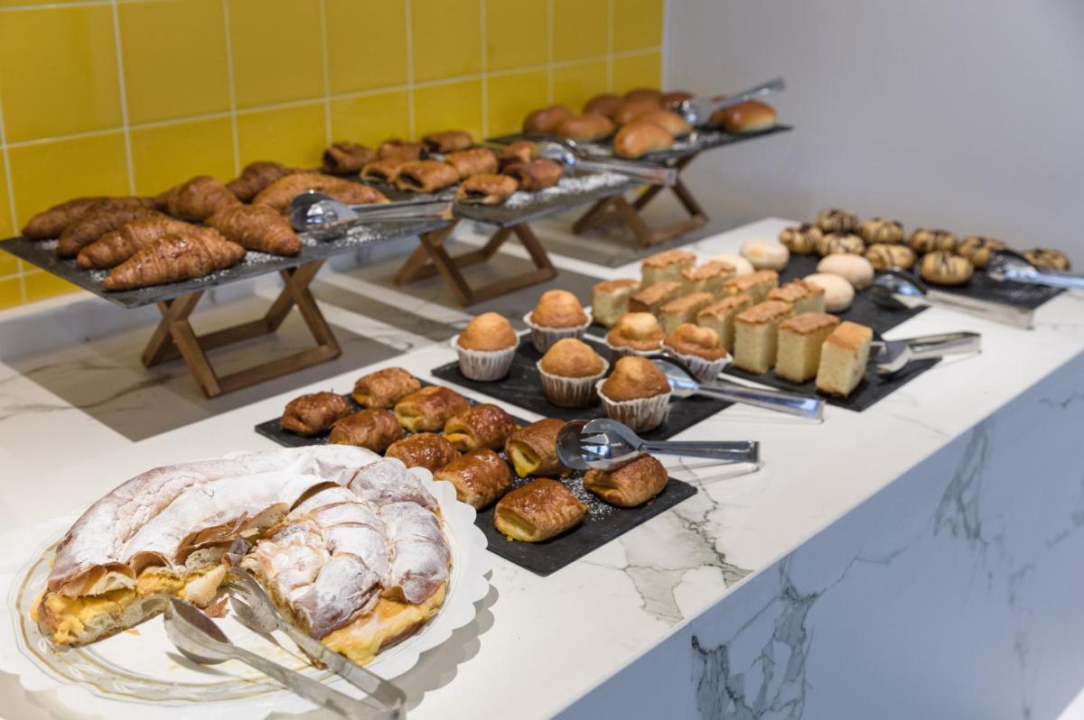 Comida en o cerca de este hotel