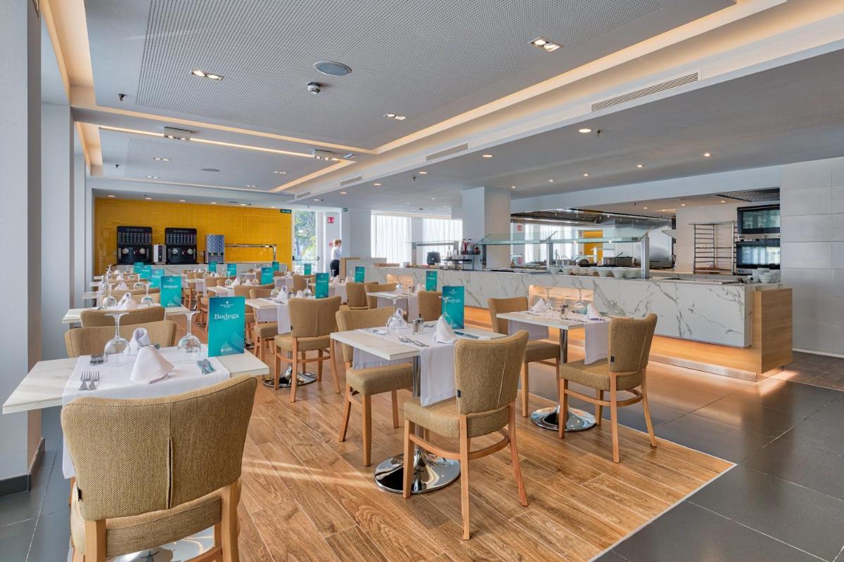 Un restaurante o sitio para comer en Talayot - Adults Only