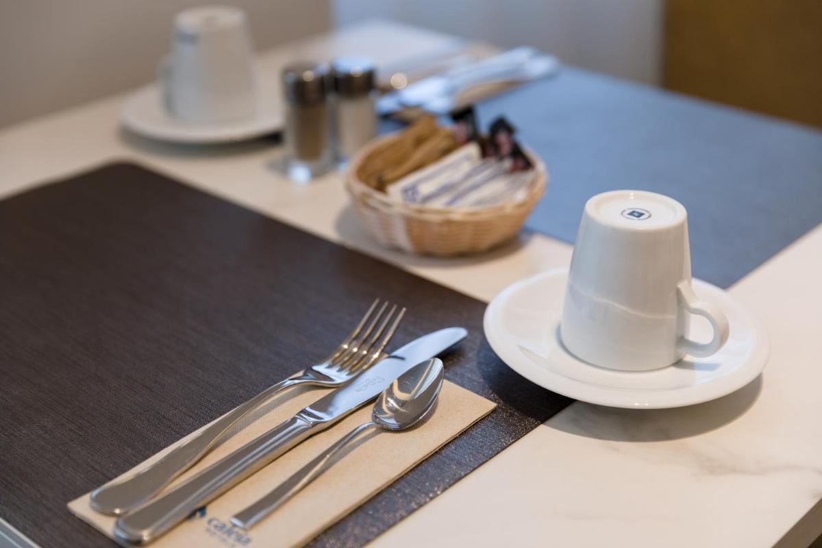 Comida en o cerca de este hotel
