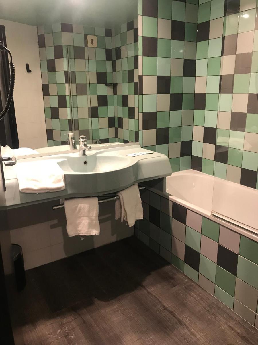 Salle de bains dans l'établissement Best Western Hôtel Grand Parc Marne La Vallée