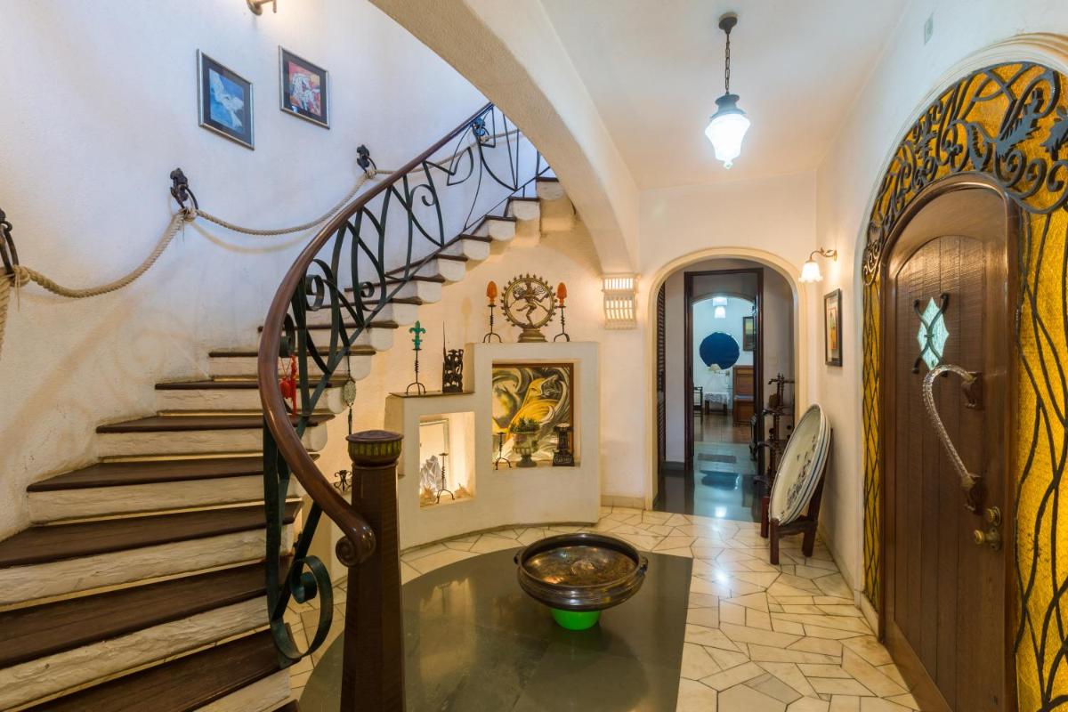 Bella Vista by StayVista - A haven with lush green surroundings, Zen garden, Quirky decor & A inviting swimming pool - Housity