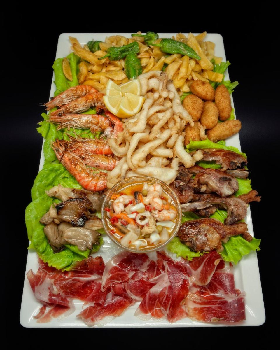 Comida en o cerca de este hotel