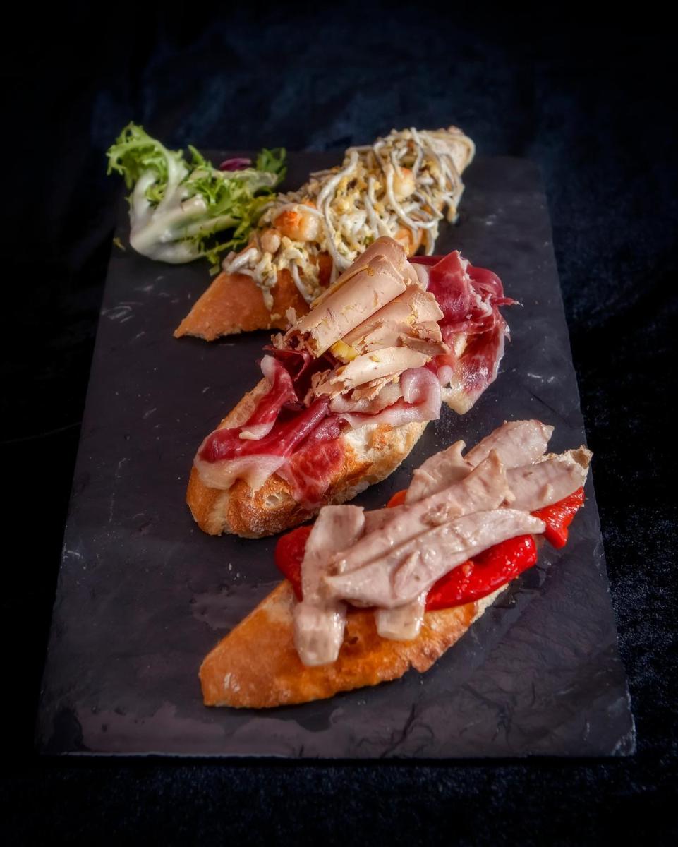 Comida en o cerca de este hotel