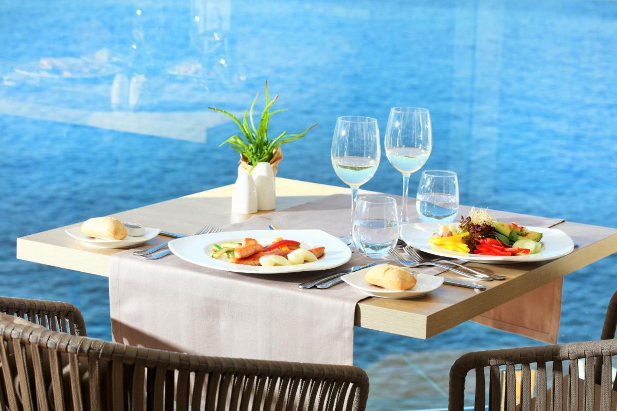 Comida en o cerca de este hotel