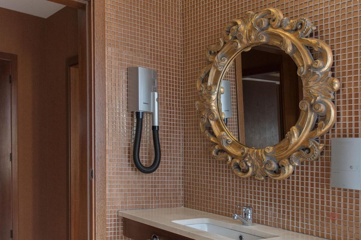 Uma casa de banho em Your Hotel & Spa Alcobaça