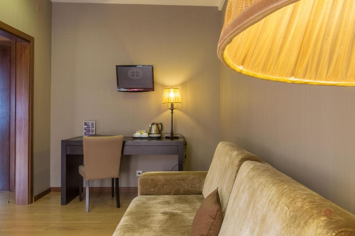 Uma televisão e/ou sistema de entretenimento em Your Hotel & Spa Alcobaça