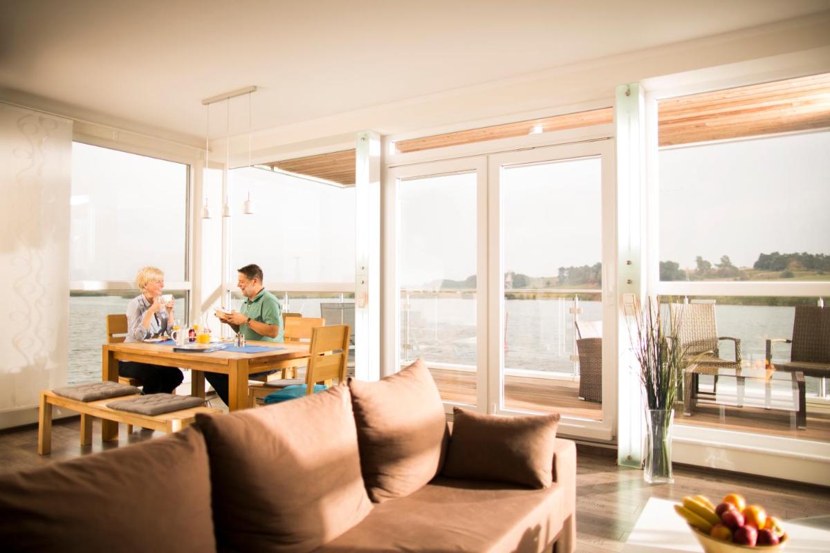 Ein Sitzbereich in der Unterkunft Schwimmende Häuser im BALTIC SEA RESORT