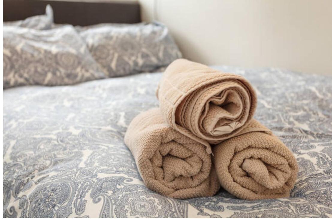 Shirley Apartments, Cozy Studio, Self Check in, 10 min Drive to City Centre, Walking to Redbridge Train Station - Housity