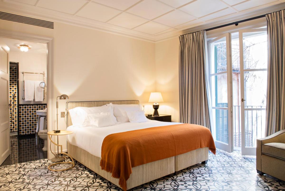 Un dormitorio con una cama y una ventana grande. en Hotel Cappuccino - Palma, en Palma de Mallorca