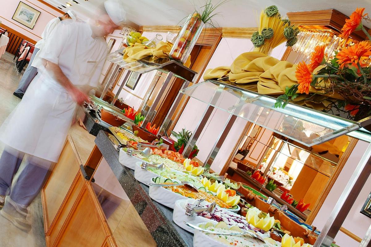 Comida en o cerca de este hotel