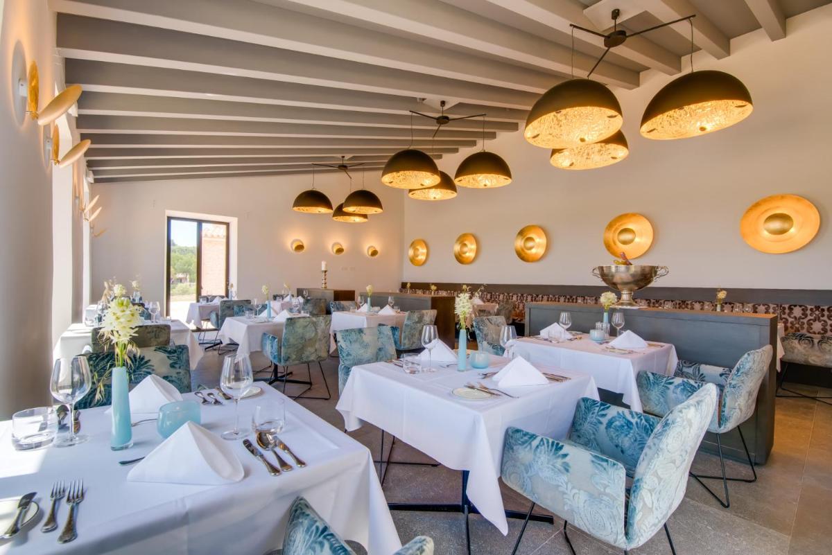 Un restaurante o sitio para comer en Carrossa Hotel & Spa