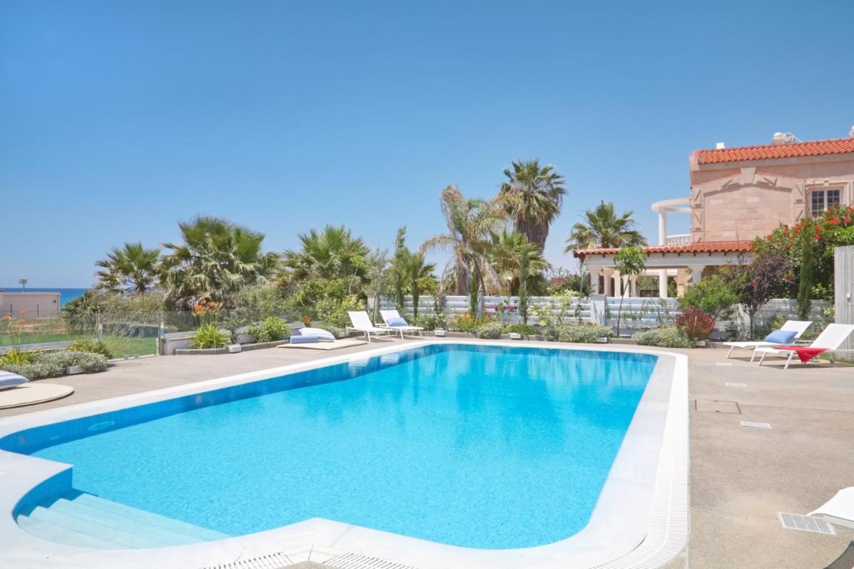 Suitetrails - Royal 4 Bedroom Seafront Villa