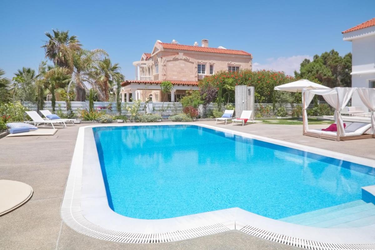 Suitetrails - Royal 4 Bedroom Seafront Villa