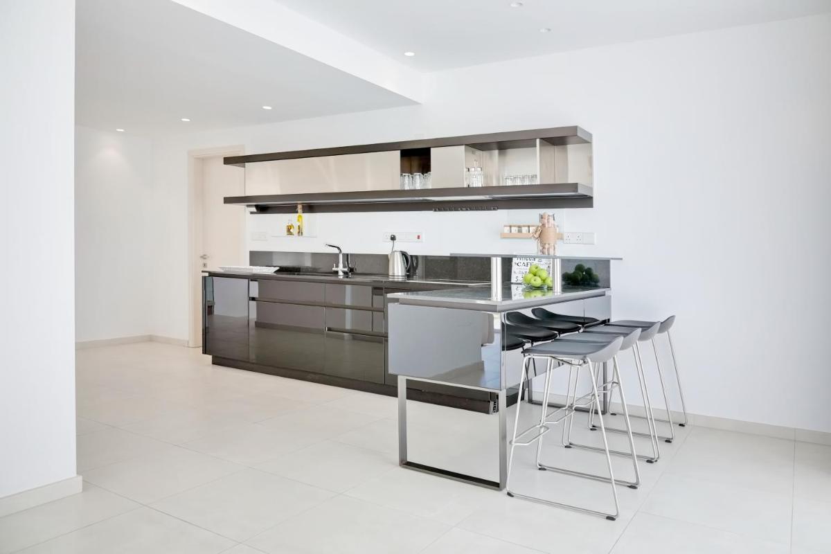 Royal 4 Bedroom Seafront Villa - Housity