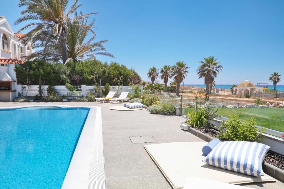Royal 4 Bedroom Seafront Villa - Housity