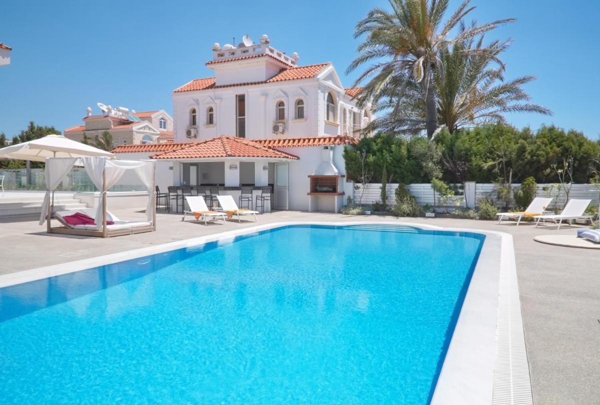 Suitetrails - Royal 4 Bedroom Seafront Villa