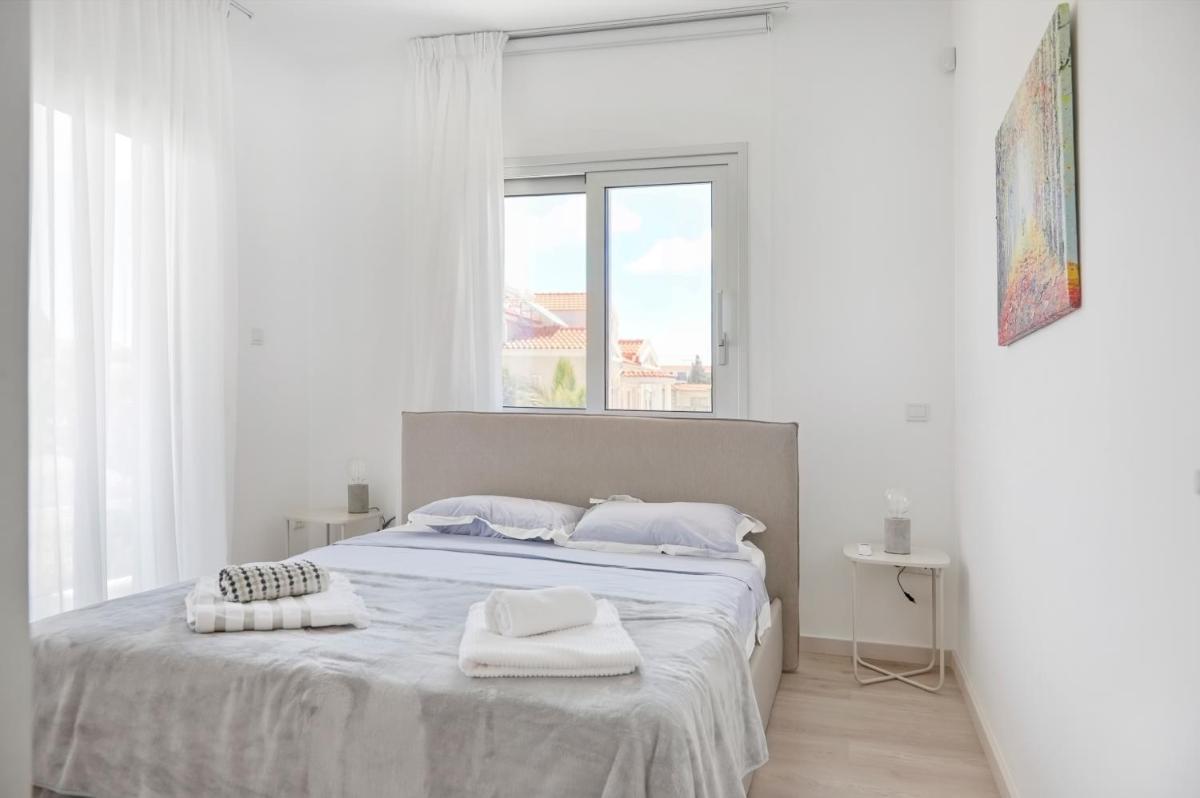 Royal 4 Bedroom Seafront Villa - Housity