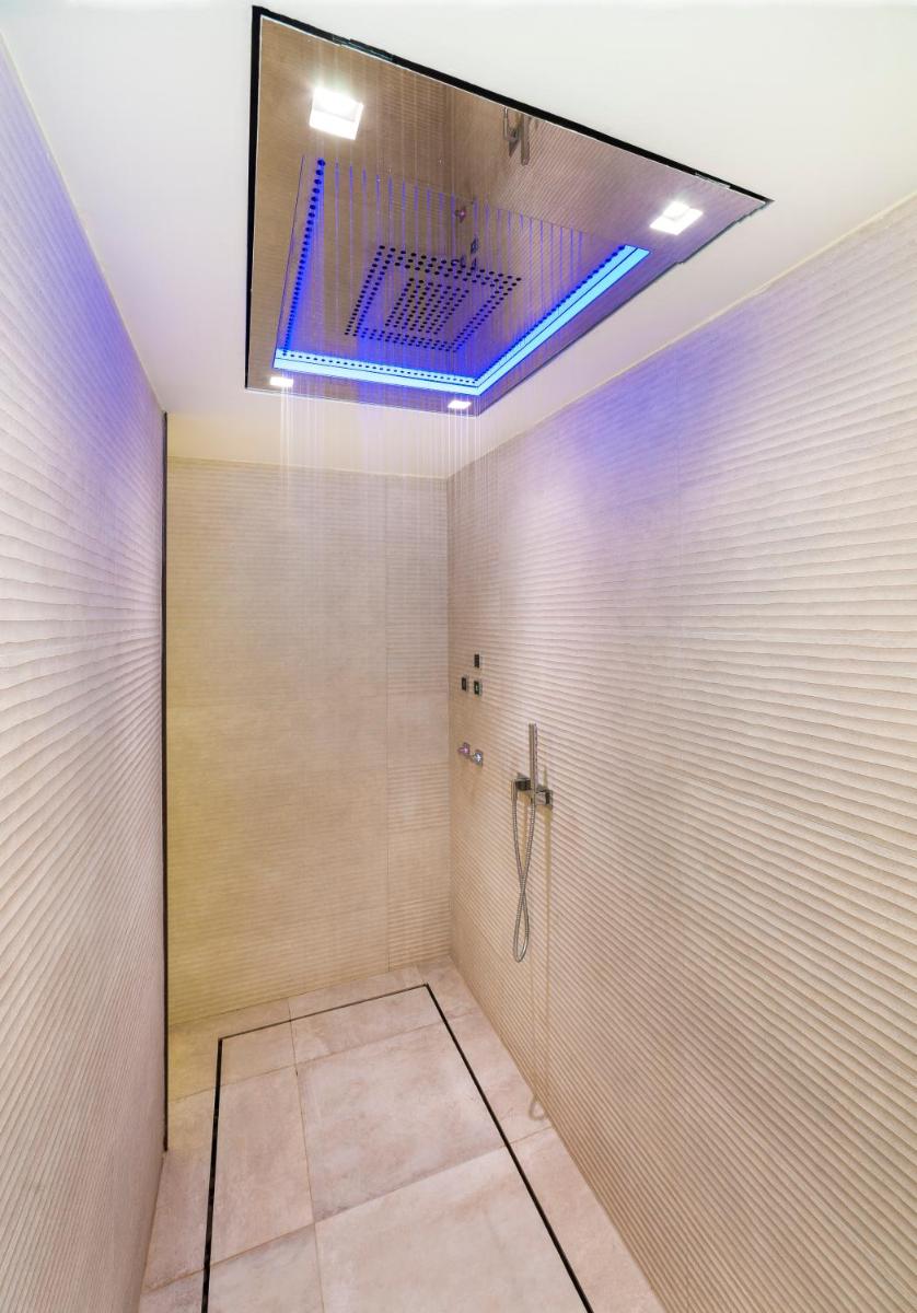 Un baño de Hotel Serrano Palace