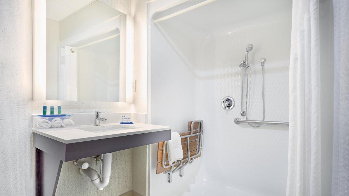 Holiday Inn Express & Suites Asheville SW - Outlet Ctr Area, an IHG Hotel - Housity