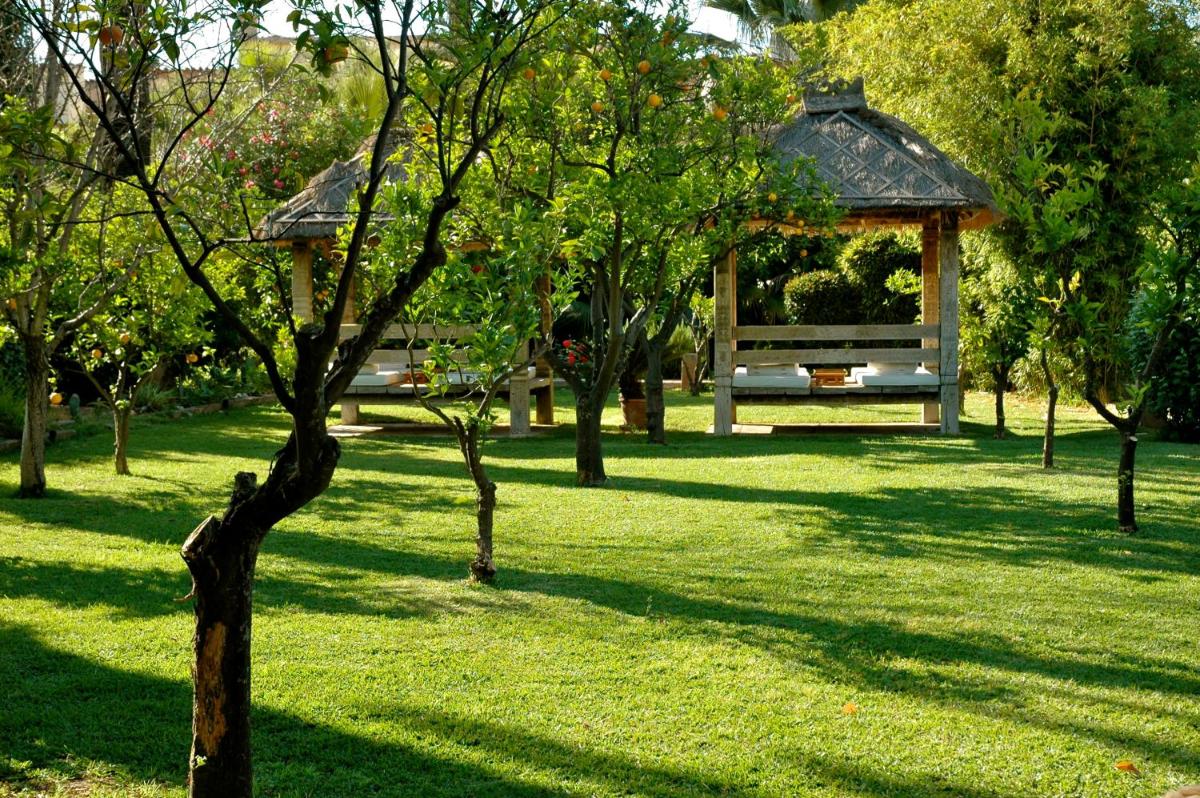 Jardín al aire libre en Hotel Can Roses