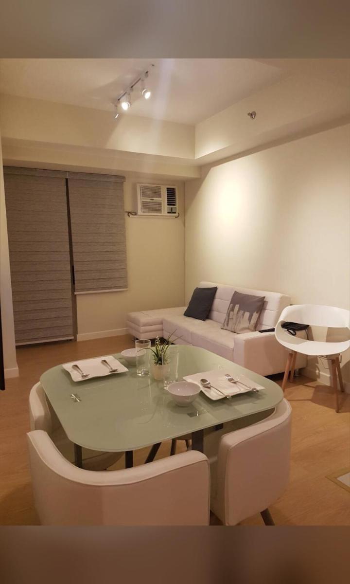 Suitetrails - Secured High floor in Manila Ortigas With 2 Balconies with Internet netflix