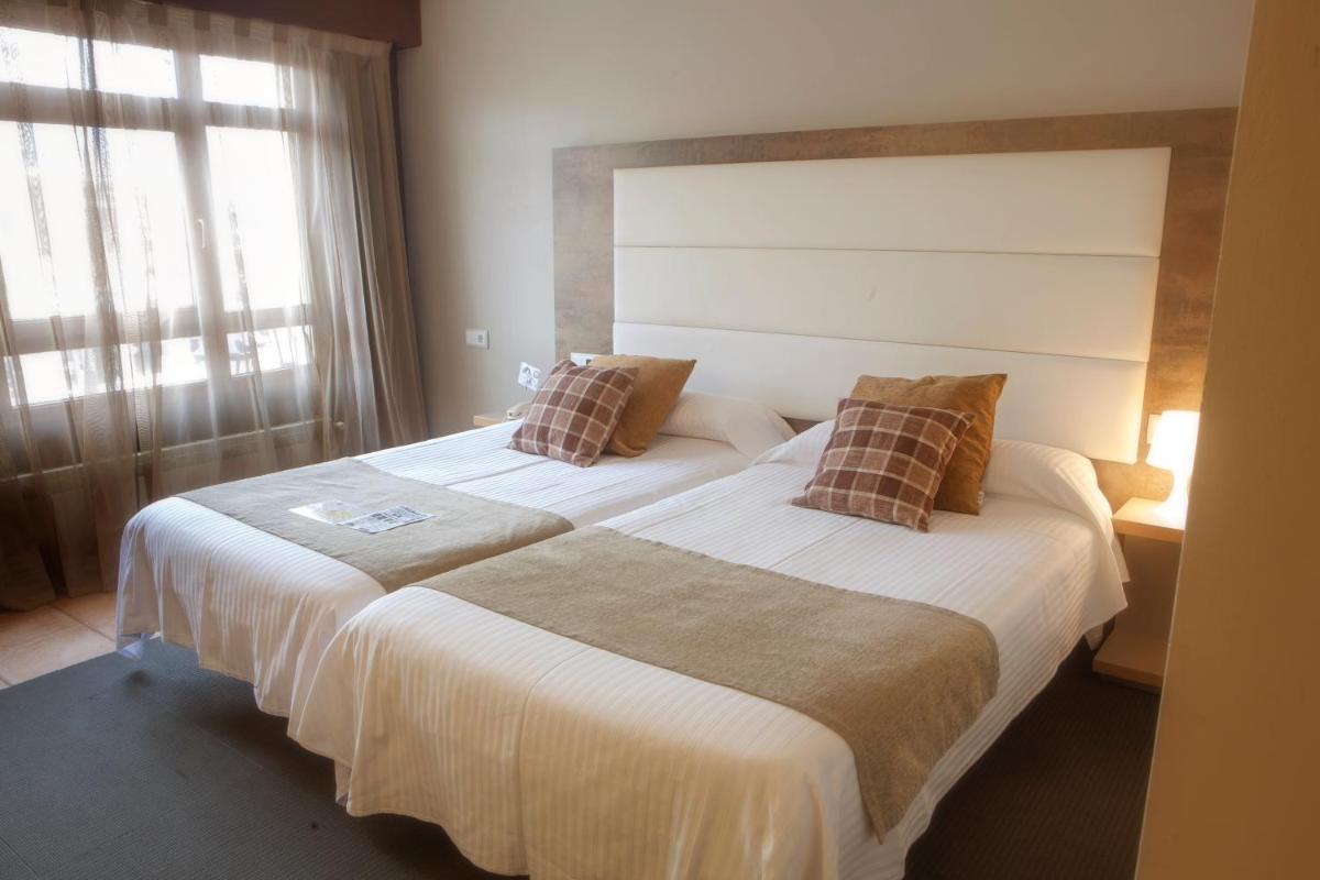 Cama o camas de una habitación en Hotel Spa El Muelle de Suances
