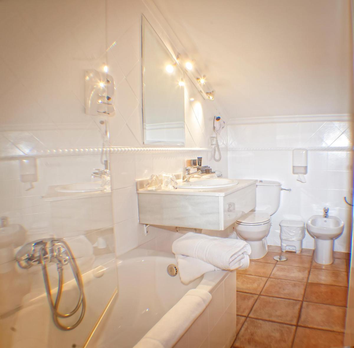 Un baño de Hotel Spa El Muelle de Suances