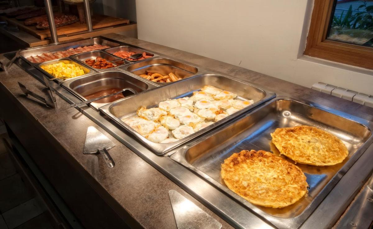 Comida en o cerca de este hotel