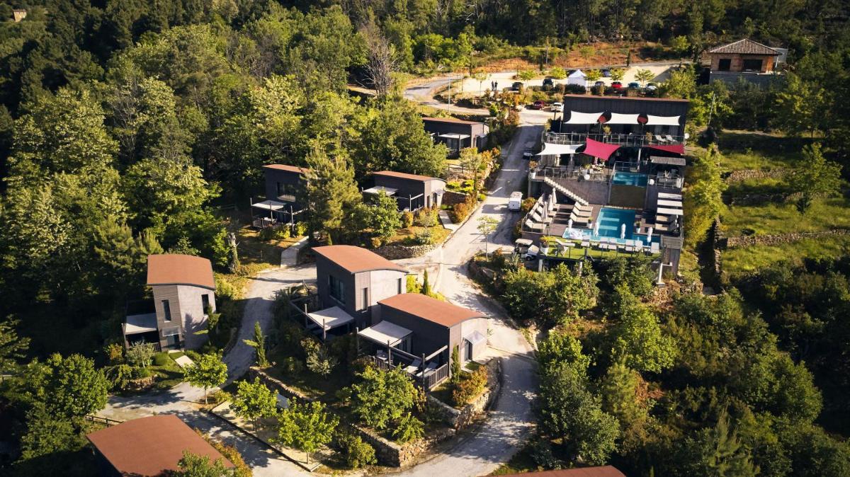 - une vue aérienne sur un complexe avec une route dans l'établissement Domaine de Chalvêches Hôtel SPA 4*, à Faugères