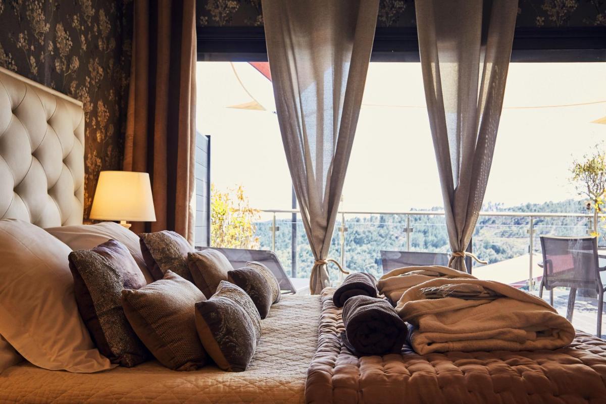 Un ou plusieurs lits dans un hébergement de l'établissement Domaine de Chalvêches Hôtel SPA 4*