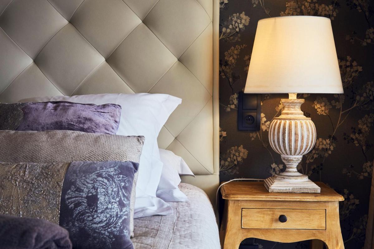 Un ou plusieurs lits dans un hébergement de l'établissement Domaine de Chalvêches Hôtel SPA 4*