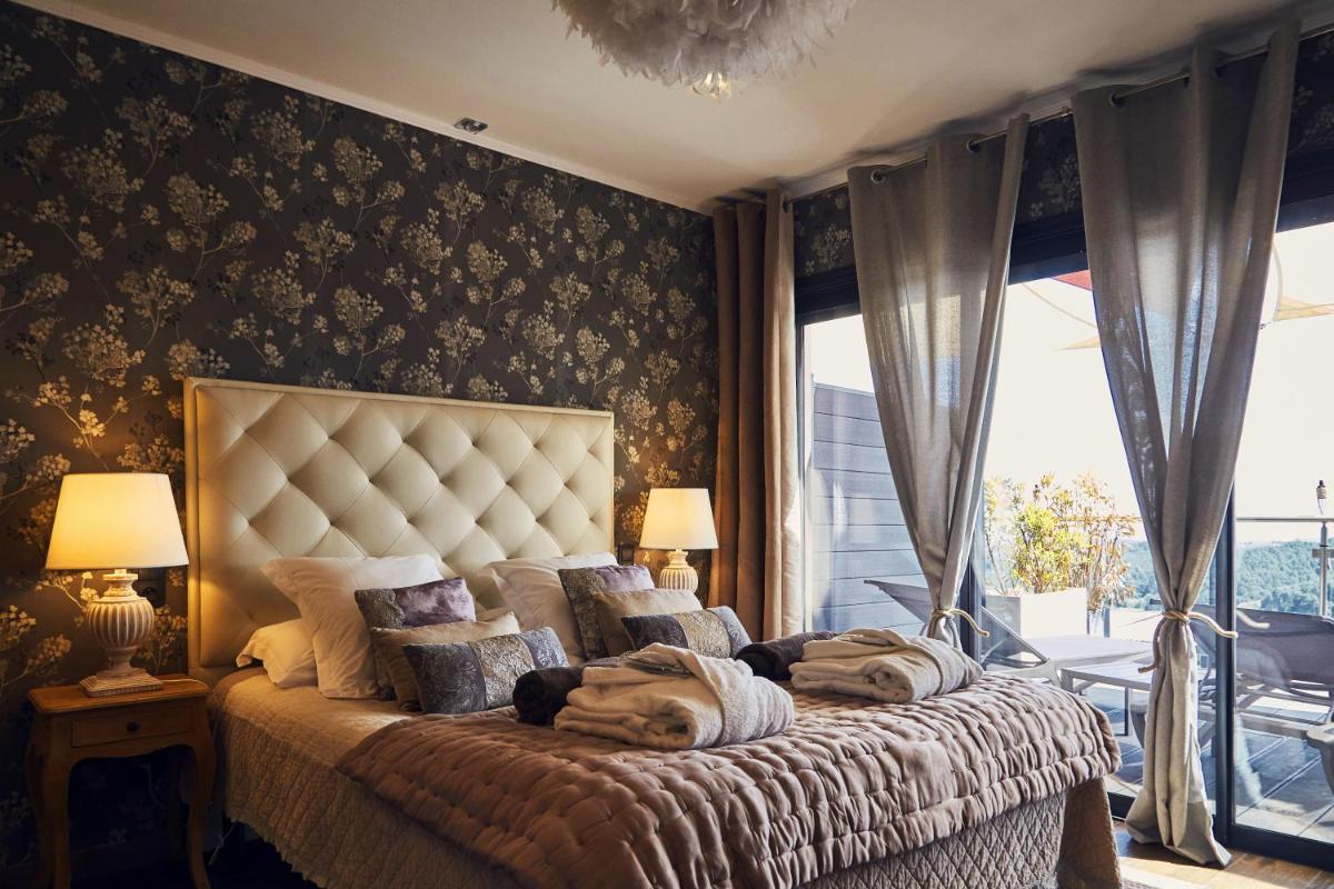 Un ou plusieurs lits dans un hébergement de l'établissement Domaine de Chalvêches Hôtel SPA 4*