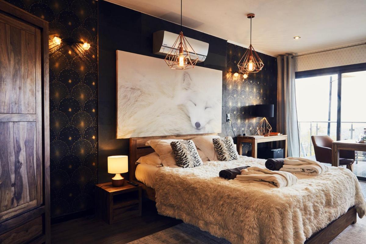 Un ou plusieurs lits dans un hébergement de l'établissement Domaine de Chalvêches Hôtel SPA 4*