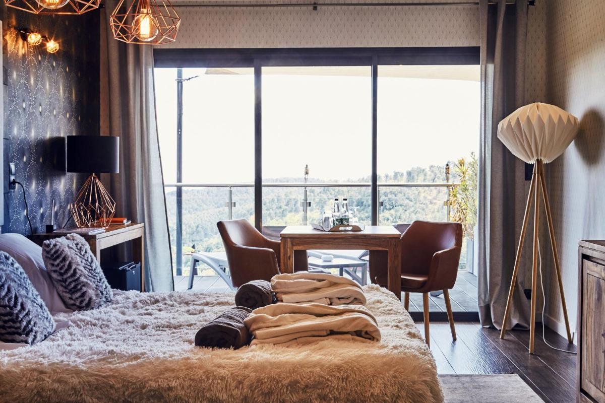 Un ou plusieurs lits dans un hébergement de l'établissement Domaine de Chalvêches Hôtel SPA 4*