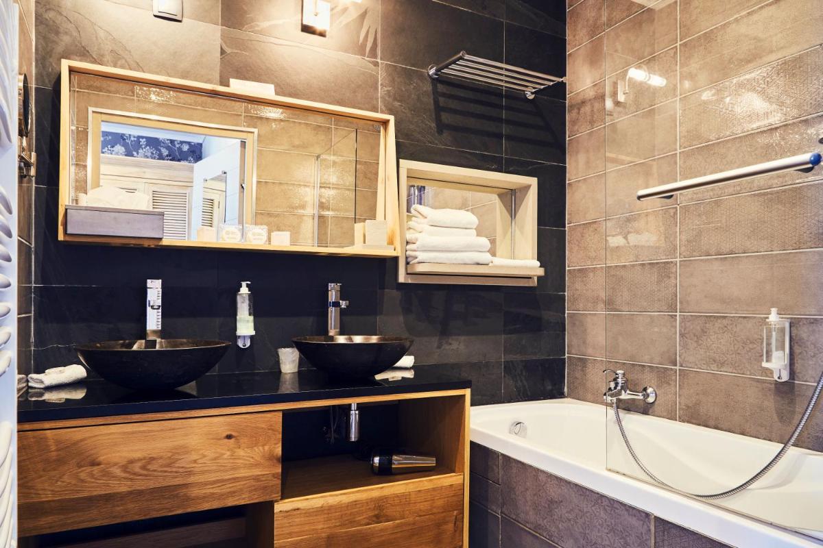 Salle de bains dans l'établissement Domaine de Chalvêches Hôtel SPA 4*