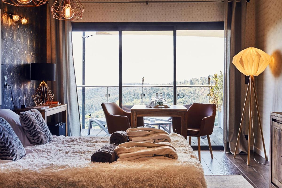 Un ou plusieurs lits dans un hébergement de l'établissement Domaine de Chalvêches Hôtel SPA 4*