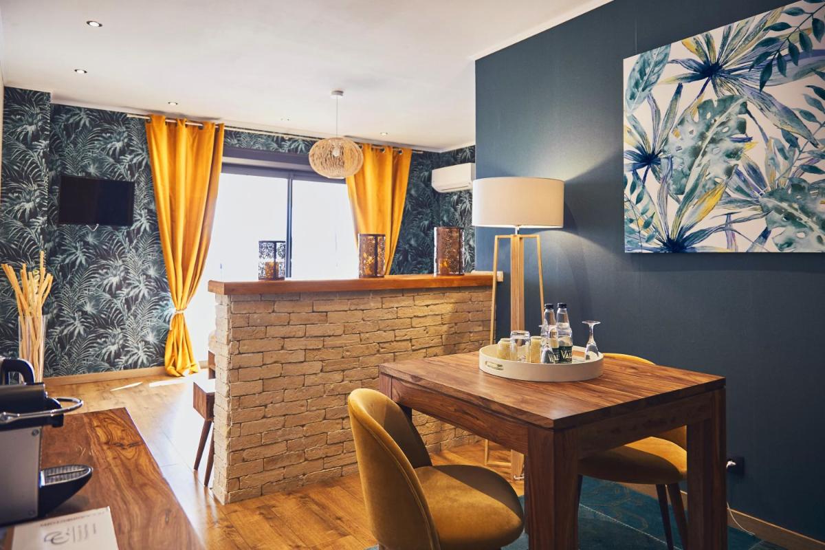 Coin salon dans l'établissement Domaine de Chalvêches Hôtel SPA 4*