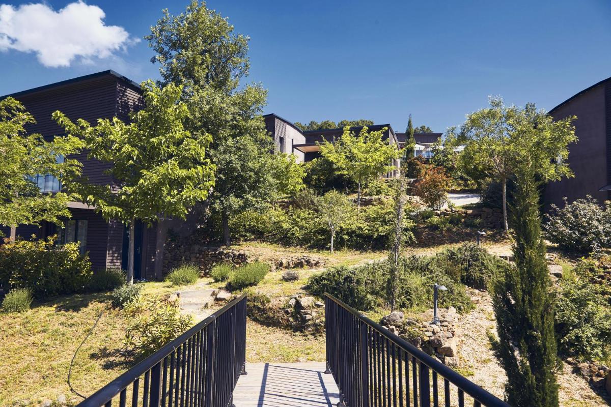 Jardin de l'établissement Domaine de Chalvêches Hôtel SPA 4*