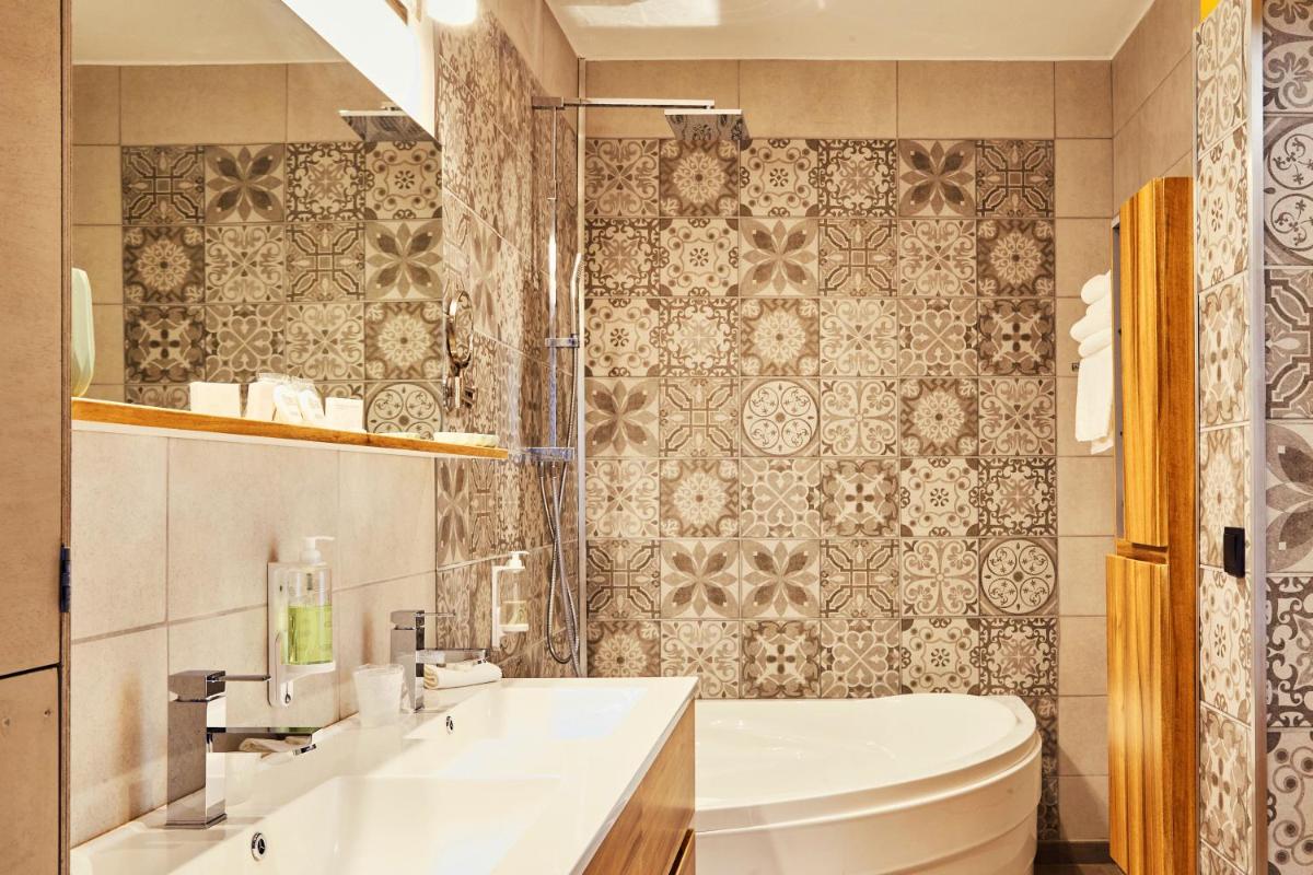 Salle de bains dans l'établissement Domaine de Chalvêches Hôtel SPA 4*
