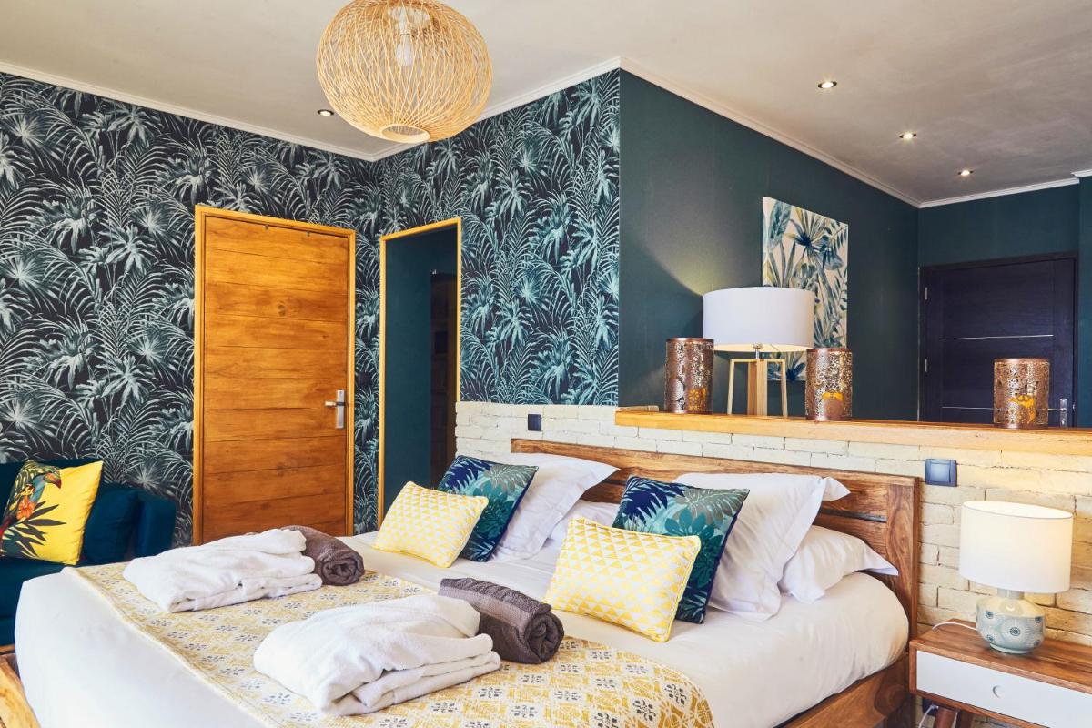 Un ou plusieurs lits dans un hébergement de l'établissement Domaine de Chalvêches Hôtel SPA 4*