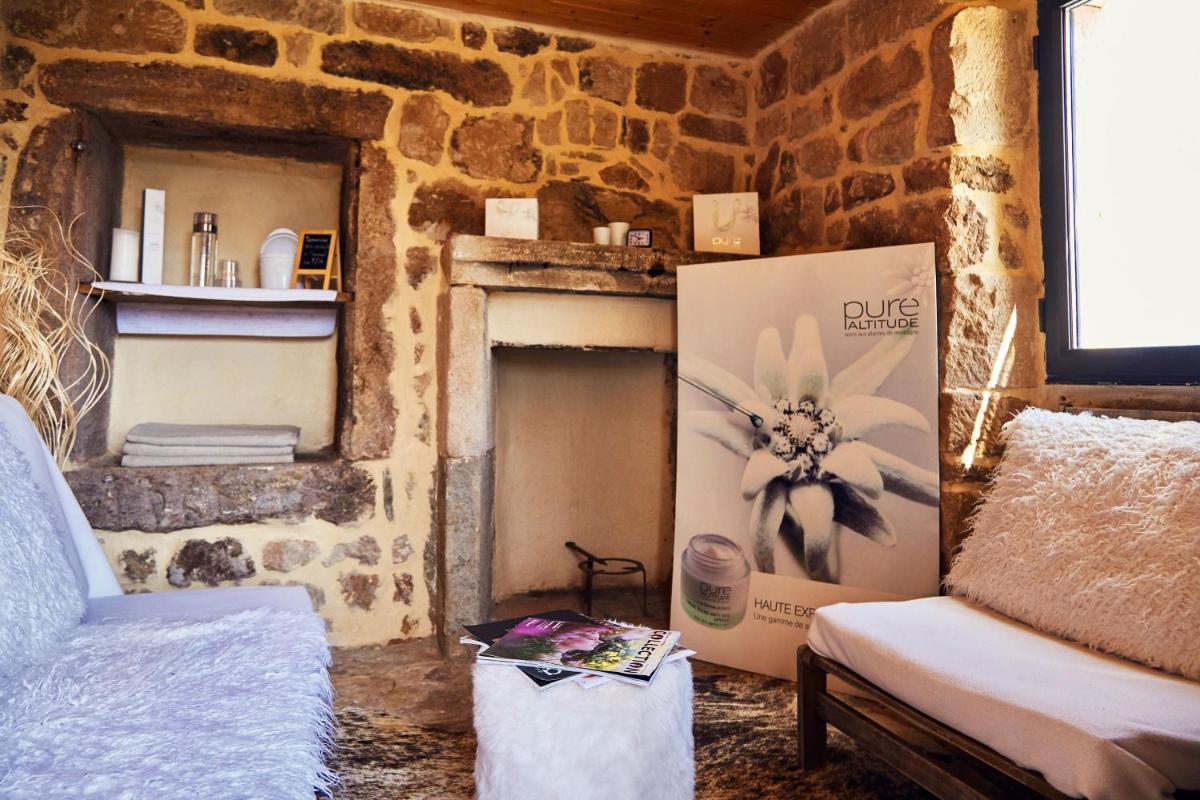 Coin salon dans l'établissement Domaine de Chalvêches Hôtel SPA 4*
