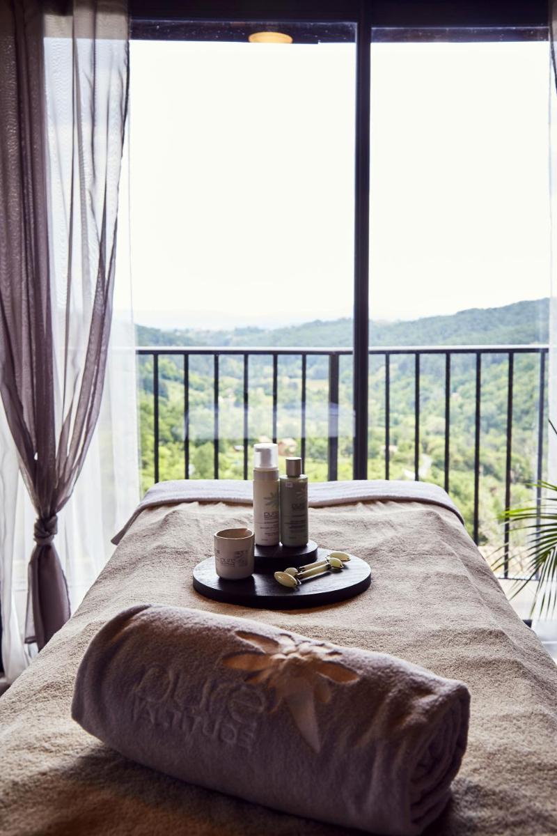 Un ou plusieurs lits dans un hébergement de l'établissement Domaine de Chalvêches Hôtel SPA 4*