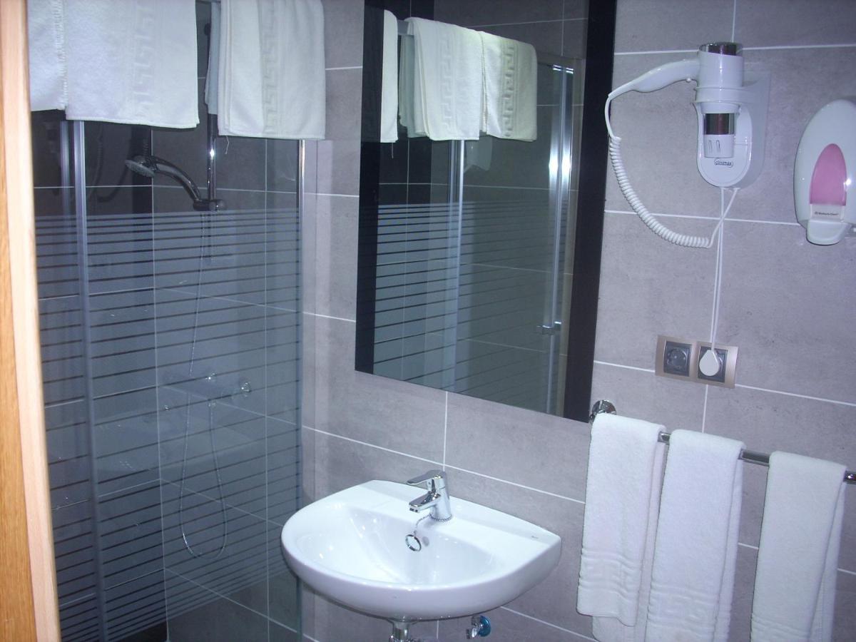 Hotel Corona de Castilla - Housity