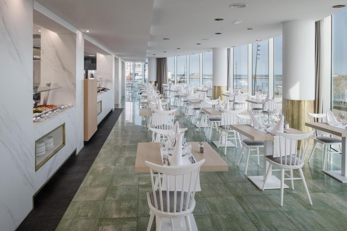 Un restaurante o sitio para comer en Arrecife Gran Hotel & Spa